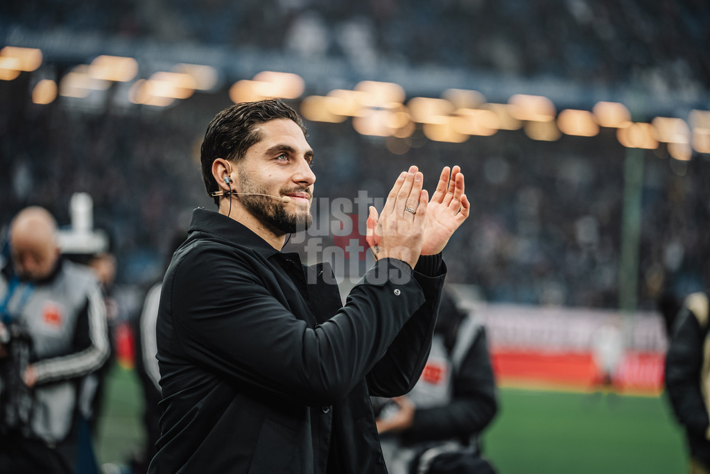 Fußball | Männer | Saison 2025/2026 | 1. Fußball-Bundesliga | 15. Spieltag | Hamburger SV vs. Eintracht Frankfurt | 20.12.2025 | Ludovit Reis wird vom HSV Verabschiedet