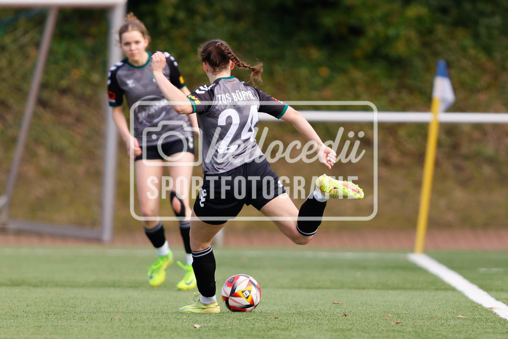 Fußball I Frauen I Saison 2025-2026 I Oberliga Niedersachsen I 16. Spieltag I BW Hollage - TuS Büppel I 15.03.2026-48 | Helene Stahlhut (24, TuS Büppel) mit einer Flanke in den Strafraum. - Realisiert mit Pictrs.com