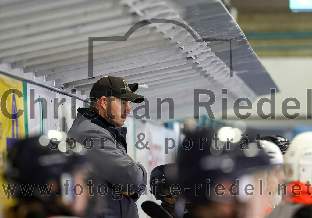 2022-12-04_051_TSV_Erding_gegen_EHC_Klostersee | Erding, Deutschland, 04.12.2022:
Eishockey, Bayernliga U17 2022 / 2023, 11. Spieltag, TSV Erding gegen EHC Klostersee, Endergebnis: 3:5

Trainer Bernhard Bittel (Erding Gladiators)

Foto: Christian Riedel / fotografie-riedel.net