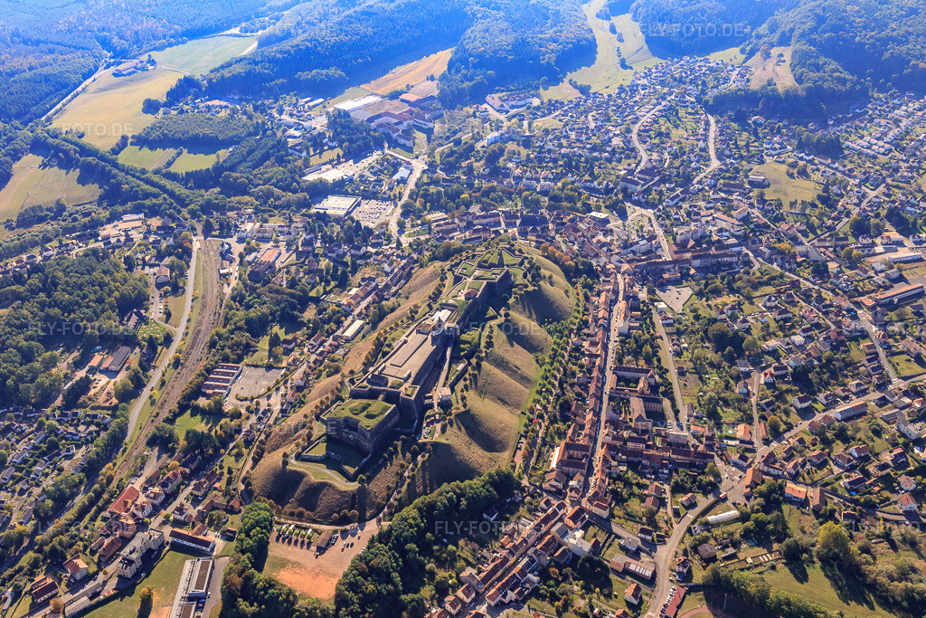 Luftbild: Citadelle de Bitche und Jardin pour la Paix aus Nordosten in Bitsch im Bundesland Moselle in Frankreich. – Foto: IMG_095178.jpg vom 16.10.2016 durch Werner Riehm/FLY-FOTO.de – Auflösung des Originals: 5472 x 3648 px – WWW.CITADELLE-BITCHE.COM