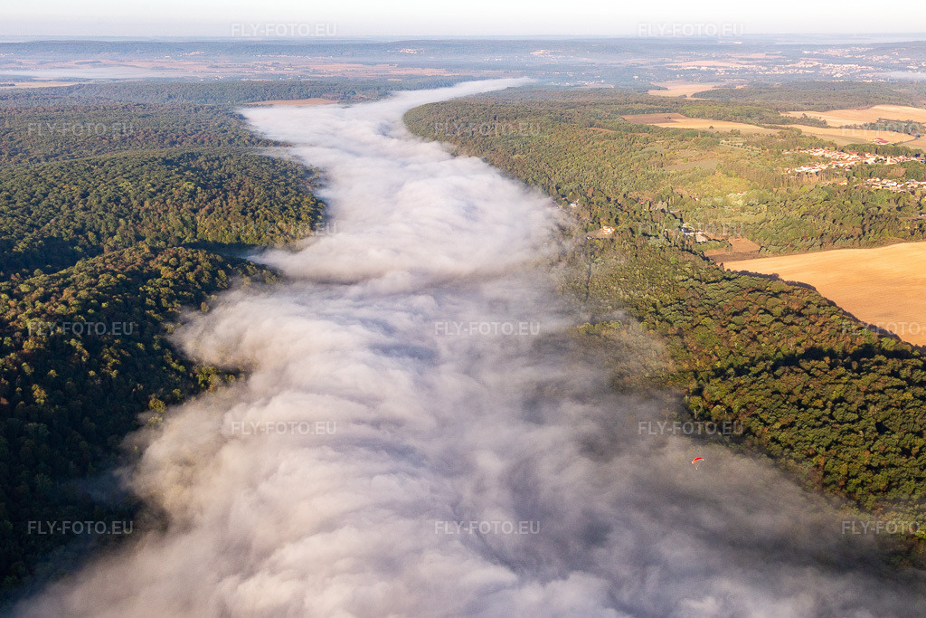 Vue aérienne: Un banc de nuages brumeux recouvre les rives de la Moselle. à Maron dans le département Meurthe et Moselle, France. Photo: IMG_118096.jpg prise le 15/09/2019 par Werner Riehm/FLY-FOTO.eu – Résolution de l'original: 5399 x 3600 px