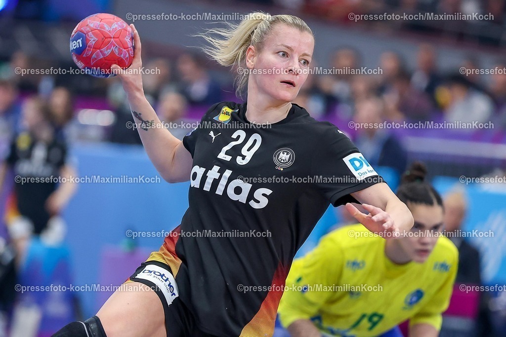 IHF09122502042 | 09.12.2025, Handball WM Frauen, Viertelfinale, Deutschland - Brasilien, 27th IHF Women's Handball World Championship, Westfalenhalle Dortmund: Antje Doll (GER #29) 