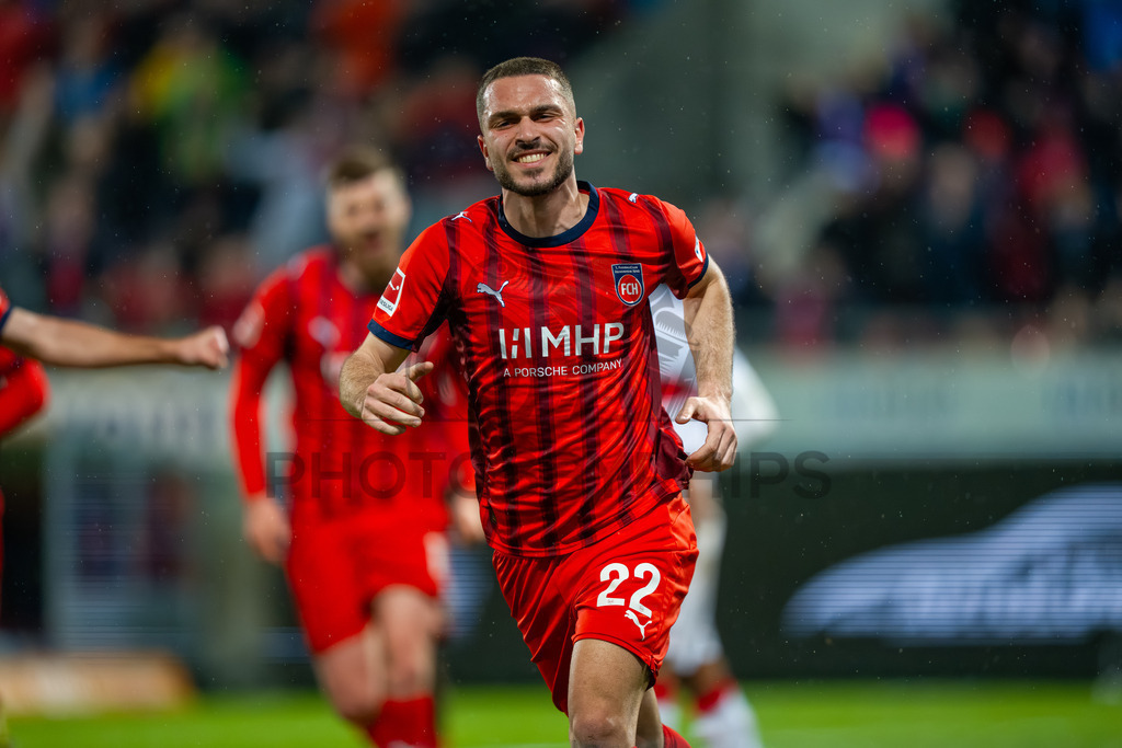 1. FC Heidenheim vs. VfB Stuttgart, Fussball, 1. Bundesliga, 23. Spieltag, Saison 2025/2026, 22.02.2026 | Arijon Ibrahimovic (1. FC Heidenheim 1846, #22),1. FC Heidenheim vs. VfB Stuttgart, Fussball, 1. Bundesliga, 23. Spieltag, Saison 2025/2026, 22.02.2026Foto: photosbyphips/Philip Ziegler