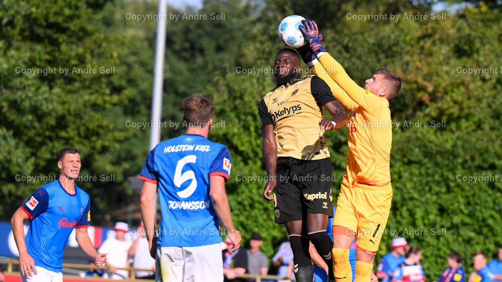 Holstein Kiel vs AS Saint-Etienne | Carl Johansson (Kiel #5) &amp; Timon Weiner (Kiel #1) / Ibrahim Sissoko (Etienne #9)Testspiel: Holstein Kiel vs AS Saint-Etienne / Citti Fussball Park - Projensdorf / Kiel / 10.08.24 - Realisiert mit Pictrs.com
