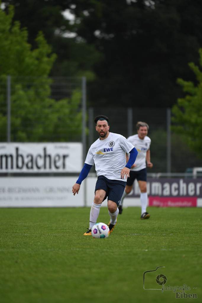 SV Brake Ü40-BW Bümmerstede (Ü40) | Kreispokal Finale Jade-Weser-Hunte Ü40; SV Brake Ü40 (rot)-BW Bümmerstede Ü40 (weiß) am 15.06.2025 in Rastede (Sportanlage Köttersweg), Photo: Philip Eiben 2025 - Realisiert mit Pictrs.com