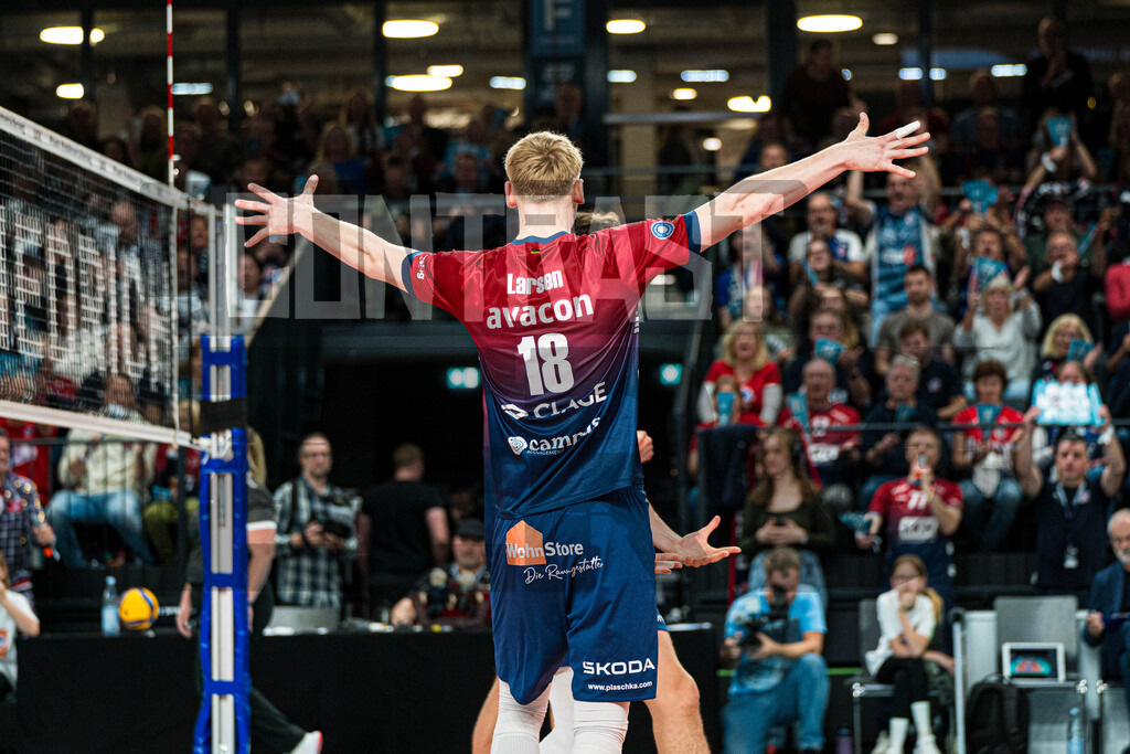 Volleyball I Herren I Saison 2025/2026 I Volleyball Bundesliga I 2. Spieltag I SVG Lüneburg - cerebricks Volley Goats Mitteldeutschland | Axel Valdemar Juul Larsen (18, SVG Lüneburg) breitet die Arme beim Jubeln aus - Realisiert mit Pictrs.com