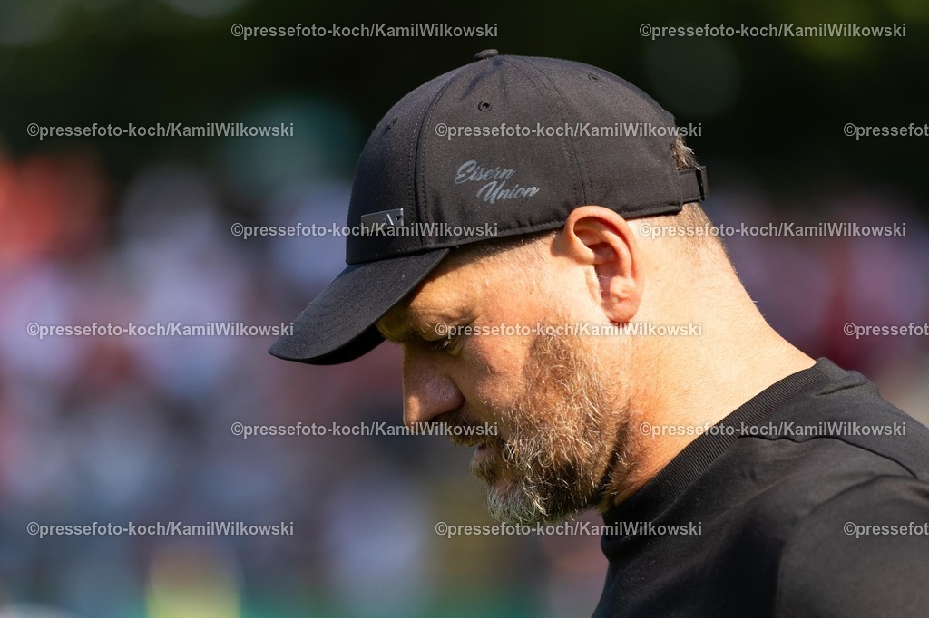 xkwix15082502064 | 15.08.2025, xkwix, Fußball, DFB-Pokal 1. Runde, FC Gütersloh - 1. FC Union Berlin, Ohlendorf Stadion im Heidewald: Steffen Baumgart (1. FC Union Berlin Cheftrainer) 