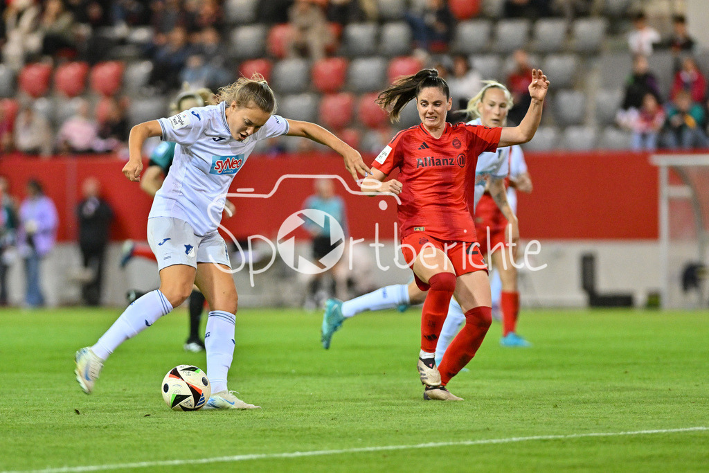 FC Bayern München Frauen - TSG 1899 Hoffenheim Frauen | im duell Mara ALBER (TSG 1899 Hoffeneheim #11) und Sarah ZADRAZIL (FCB #25) / Google Pixel Frauen Bundesliga: FC Bayern München - TSG Hoffenheim, FC Bayern Campus am 23.09.2024
