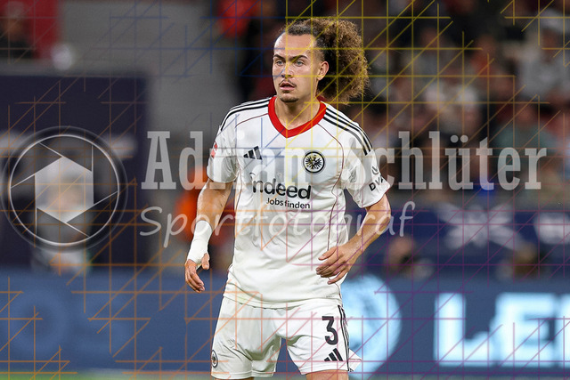 Bayer 04 Leverkusen vs Eintracht Frankfurt - Bundesliga  | Leverkusen, Deutschland, 12.09.25:   Arthur Theate (Eintracht Frankfurt) schaut waehrend des Spiels der Bundesliga zwischen  Bayer 04 Leverkusen vs Eintracht Frankfurt in der BayArena(Foto von Brauer-Fotoagentur / Adrian Schlueter)