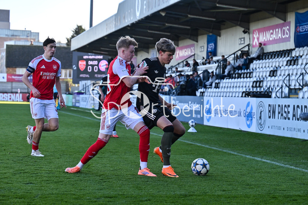 Arsenal London U19 - FC Bayern München U19 | BOREHAMWOOD, ENGLAND - 26. NOVEMBER: im duell Callan HAMILL (Arsenal FC U19 83) und Guido DELLA ROVERE (FC Bayern München U19 10) beim Ligaspiel zwischen der U19 von Arsenal London und der U19 des FC Bayern München am 5. Spieltag der UEFA Youth League im Meadow Park am 26.11.2025