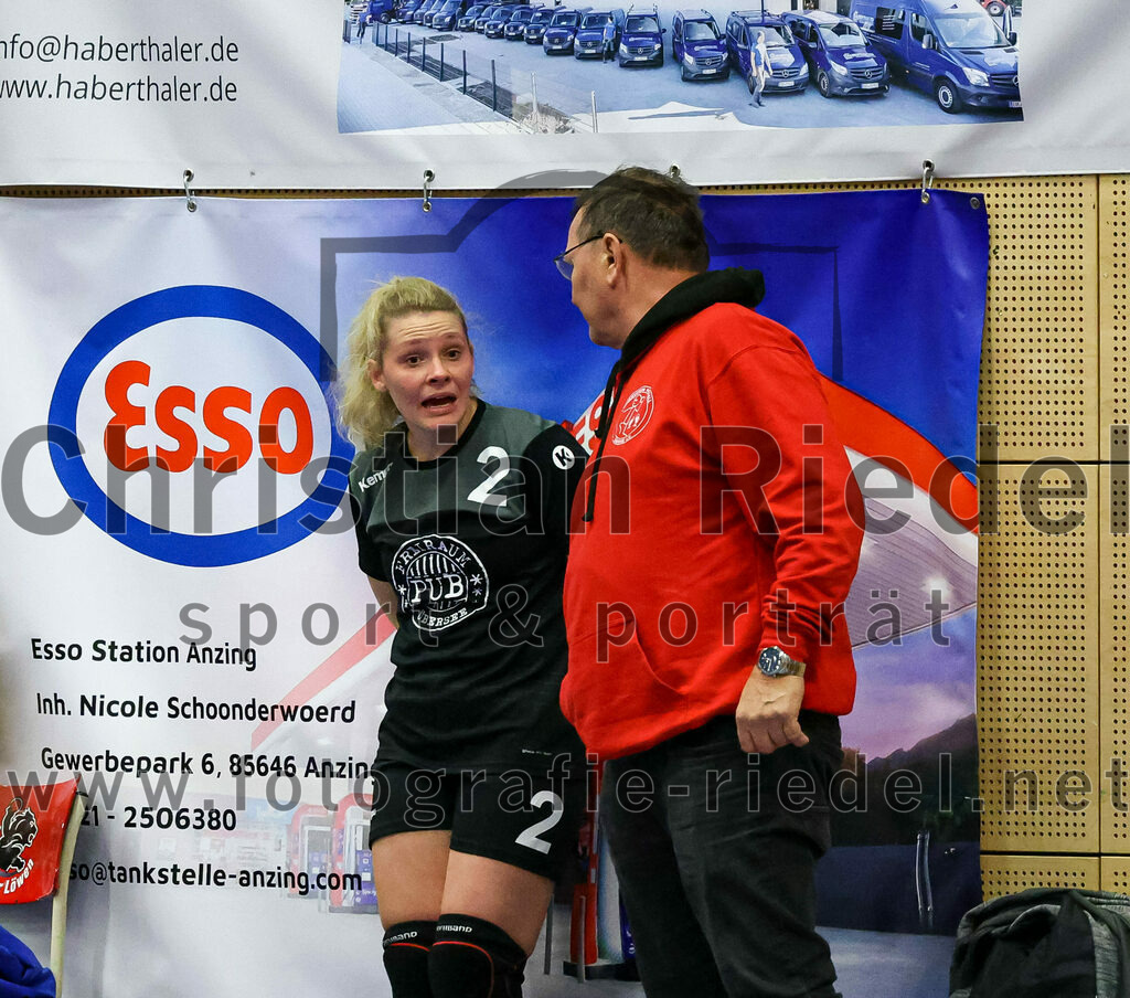 2022-12-04_085_SV_Anzing_gegen_TSV_Uebersee | Anzing, Deutschland, 04.12.2022:
Handball, Bezirksliga 2022 / 2023, 8. Spieltag, SV Anzing gegen TSV Übersee, Endergebnis: 29:24

Kristina Hilz (TSV Übersee, #2), Trainer Johann Mitterer (TSV Übersee)

Foto: Christian Riedel / fotografie-riedel.net