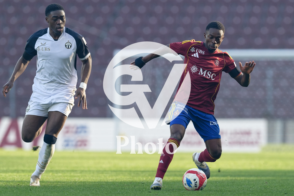 Brack Super League - Servette FC v FC Zurich | Bradley Mazikou (18 Servette FC) in action (close up) under pressure of Damienus Reverson (29 FC Zurich)  during the Brack Super League match between Servette FC and FC Zurich at Stade de Geneve in Geneva, Switzerland