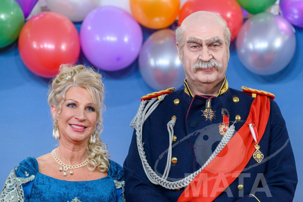 _DWA1640 | Ministerpräsident Markus Söder als Otto von Bismarck mit Frau Karin Baumüller-Söder bei der TV-Sendung Fastnacht in Franken 2024. Veitshöchheim, 02.02.2024 Bayern Deutschland - Realisiert mit Pictrs.com