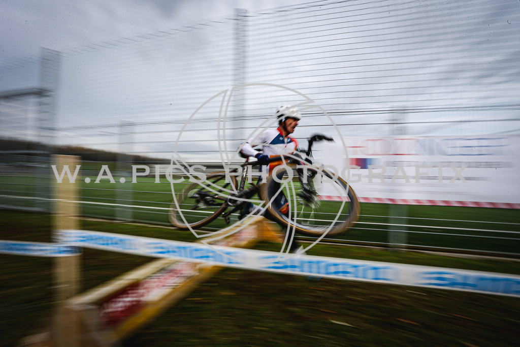 ..... | AUSTRIA, 24.11.24, 3.Radquerfeldein GP um das Sportzentrum Gunskirchen Image shows: Photo: Wapics / Andreas Willdoner