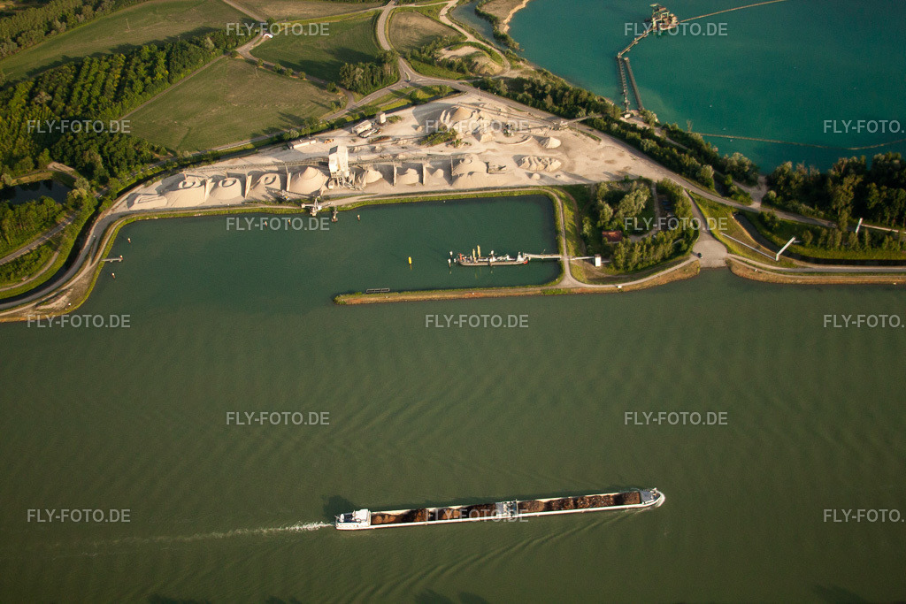 Gelände und Abraum- Flächen des Kieswerk und Segelclub Honau | Luftbild: Gelände und Abraum- Flächen des Kieswerk und Segelclub Honau im Ortsteil Honau in Rheinau im Bundesland Baden-Württemberg in Deutschland. Foto: IMG_28876.jpg vom 14.06.2010 durch Werner Riehm/FLY-FOTO.de - Realisiert mit Pictrs.com