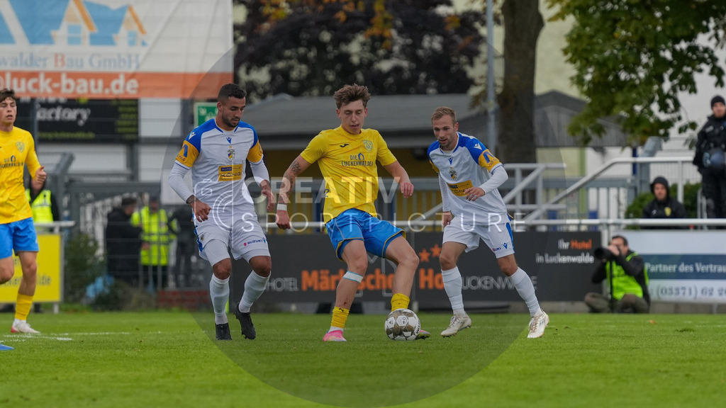 Fußball, Herren, Saison 2025/2026, Regionalliga Nordost, 11. Spieltag, FSV 63 Luckenwalde vs. FC Carl-Zeiss Jena, Samstag 05.10.2025, Werner-Seelenbinder-Stadion Luckenwalde, | Fußball, Herren, Saison 2025/2026, Regionalliga Nordost, 11. Spieltag, FSV 63 Luckenwalde vs. FC Carl-Zeiss Jena, Samstag 05.10.2025, Werner-Seelenbinder-Stadion Luckenwalde, Im Bild: v.l. Justin Schau (Jena), Tim Schleinitz (Luckenwalde) und Maxim Hessel (Jena) - Realisiert mit Pictrs.com