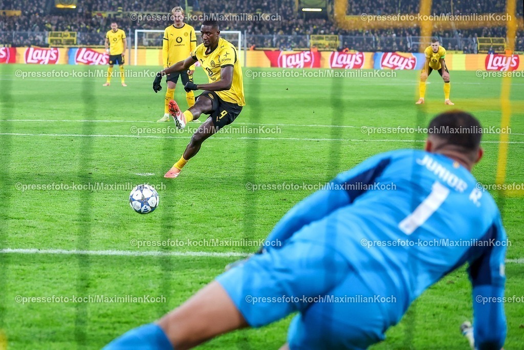 UCL25112501089 | 25.11.2025, Fußball, UEFA Champions League, Borussia Dortmund - FC Villarreal, BVB Stadion, 5. Spieltag, Saison 2025 2026: Elfmeter durch Serhou Guirassy&nbsp;(BVB #09) auf das Tor von Torhüter Luiz Junior&nbsp;(FC Villarreal #01)  Regulations prohibit any use of photographs as image sequences and or quasi-video.