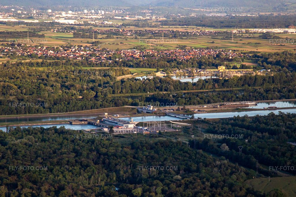 Aerial view: Écluses'/Centrale hydroélectrique EDF at the lock in the Gran Canal D'Alsace EDF de Gerstheim in Gerstheim in the state Bas-Rhin, France. – Photo: IMG_137889.jpg taken on 08/18/2023 by Werner Riehm/FLY-FOTO.com – Resolution of the original: 4074 x 2716 px – EDF France | EDF FR
