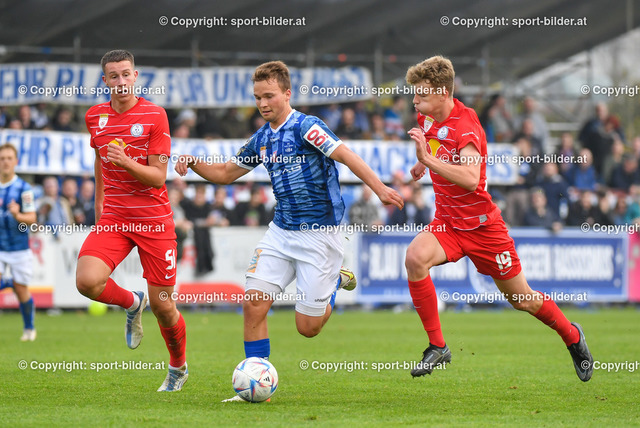AUT, 2.Liga, FC Blau Weiss Linz vs FC Liefering | 29.10.2022, Hofmann Arena Linz, AUT, 2.Liga, FC Blau Weiss Linz vs FC Liefering, im Bild Matthias Seidl (Blau Weiss Linz) vs Rocco Zikovic (Liefering), Marcel Markus Moswitzer (Liefering)


// Admiral 2. Liga Match between FC Blau Weiss Linz and FC Liefering in Linz, Austria on 2022/10/29
