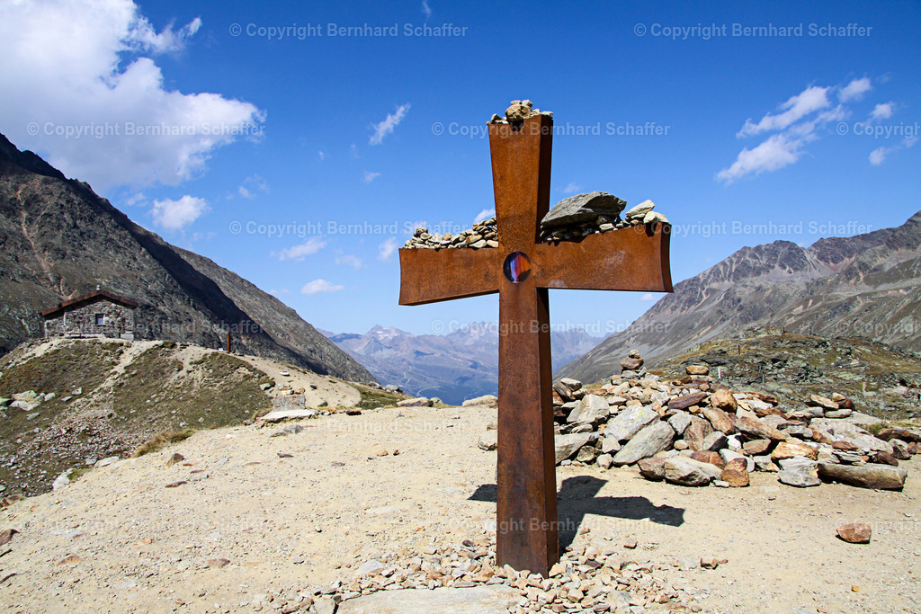 Gedenkkreuz | Kreuz aus Eisen und Steinen zum Gedenken an einen Gebirgspass. - Realisiert mit Pictrs.com