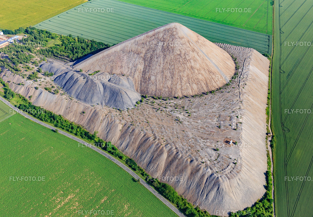 Pyramide der Mansfelder Landes - Schieferhalde  aus Südosten | Luftbild: Pyramide der Mansfelder Landes - Schieferhalde  aus Südosten im Ortsteil Hübitz in Gerbstedt im Bundesland Sachsen-Anhalt in Deutschland. Foto: IMG_148147.jpg vom 12.06.2025 durch Werner Riehm/FLY-FOTO.de - Realisiert mit Pictrs.com