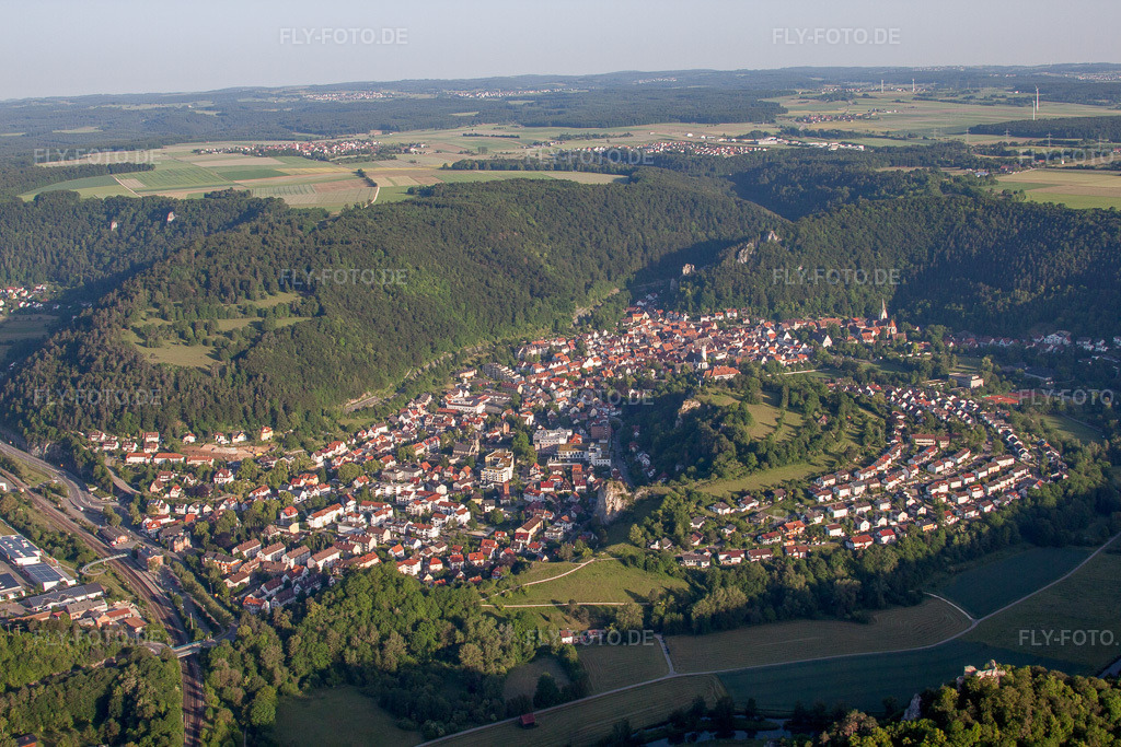 Luftbild: Ortsansicht der Straßen und Häuser von Blaubeuren in Blaubeuren im Bundesland Baden-Württemberg in Deutschland. Foto: IMG_67154.jpg vom 08.06.2014 durch Werner Riehm/FLY-FOTO.de