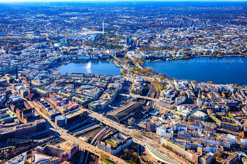 Hamburg_Hauptbahnhof_Alster_ELS_5095060425 | HAMBURG 06.04.2025 Gleisverlauf und Gebäude des Hauptbahnhofes der Deutschen Bahn in Hamburg, Deutschland. Weiterführende Informationen bei: CARLISLE Construction Materials GmbH,  DB InfraGO AG,  DB Regio AG,  DB Station & Service AG,  Deutsche Bahn AG,  HGI - HÜGIN GROUP INTERNATIONAL GMBH CO.KG,  IBN Ingenieurbüro Noack,  INGENIEURBÜRO DR. BINNEWIES Ingenieurgesellschaft mbH,  S-Bahn Hamburg GmbH. // Track progress and building of the main station of the railway in Hamburg, Germany. Further information at: CARLISLE Construction Materials GmbH,  DB InfraGO AG,  DB Regio AG,  DB Station & Service AG,  Deutsche Bahn AG,  HGI - HUeGIN GROUP INTERNATIONAL GMBH CO.KG,  IBN Ingenieurbuero Noack,  INGENIEURBUeRO DR. BINNEWIES Ingenieurgesellschaft mbH,  S-Bahn Hamburg GmbH. Foto: Martin Elsen