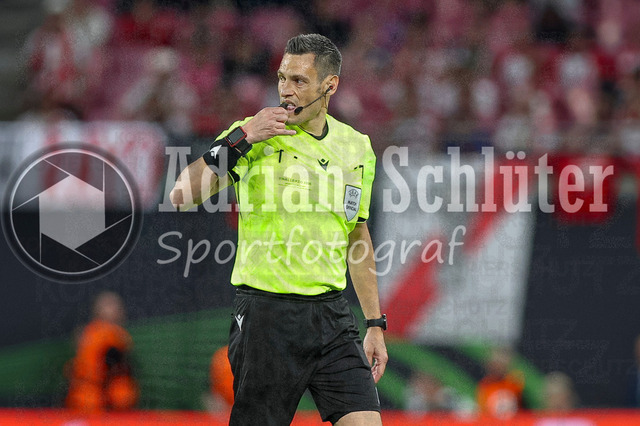 27.05.2026, EUR, Fussball, Herren, Conference League Finale, Saison 2025/2026, Crytsal Palace F.C. - Rayo Vallecano de Madrid | Schiedsrichter Maurizio Mariani gestikuliert, Gestik und Mimik