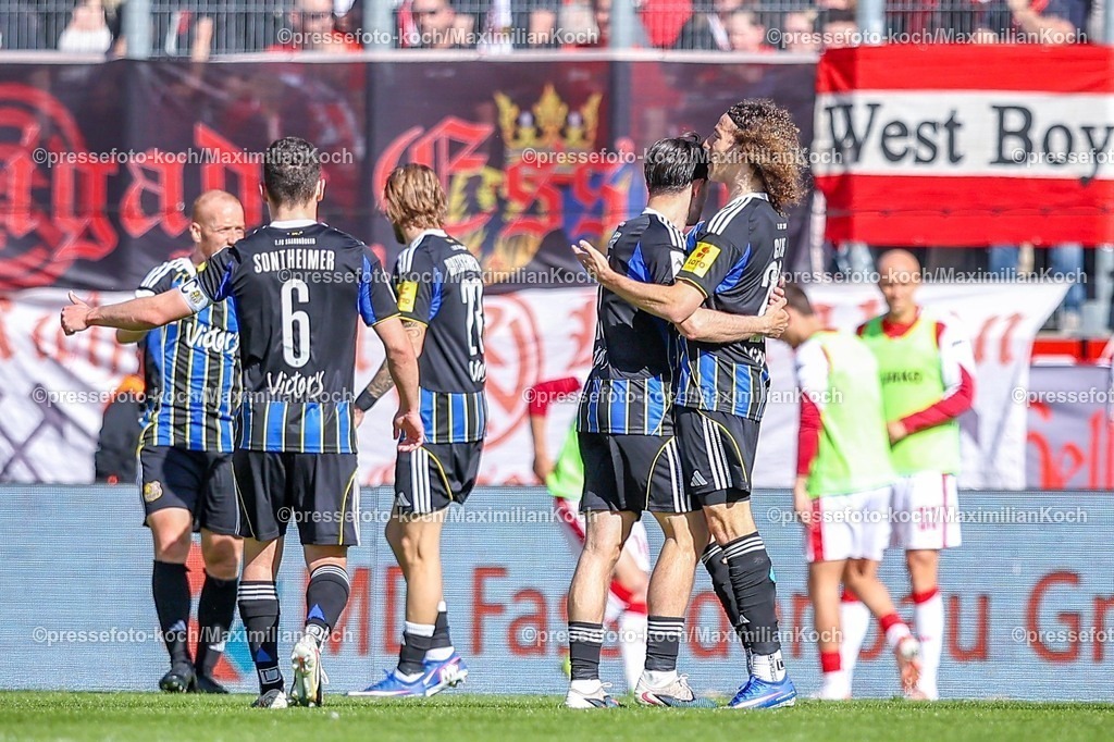 xKWIx26042601015 | 2026.04.26, xkwix, Fußball, 3.Liga, Rot-Weiss Essen - 1. FC Saarbrücken, Stadion an der Hafenstraße, 35.Spieltag, Saison 2025 / 2026: Jubel der Mannschaft beim Tor zum 1:1 durch Tim Civeja (1. FC Saarbrücken #23) DFB regulations prohibit any use of photographs as image sequences and or quasi-video. Photo: xKamilxWilkowskixPressefotoKochx