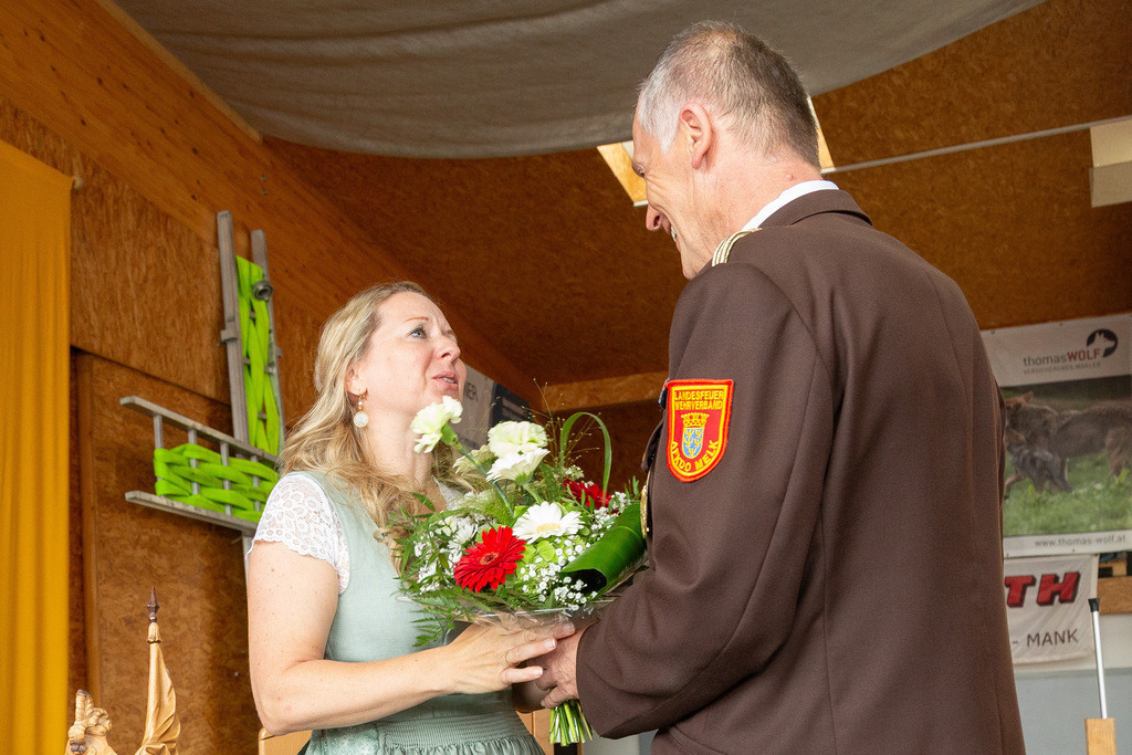 44_Ansprachen - Ehrungen_044 | Fotodoku der Festmesse im FF-Haus Loosdorf anlässlich der Fahrzeugweihe und in Dienststellung der neuen Einsatzfahrzeuge der FF-Loosdorf.