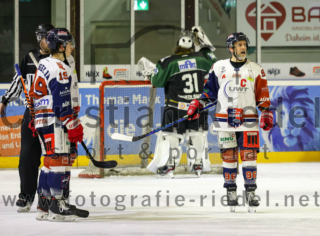 2023-03-07_115_TSV_Erding_gegen_ESC_Kempten | Erding, Deutschland, 07.03.2023:
Eishockey, Bayernliga Playoffs 2022 / 2023, Viertelfinale, TSV Erding gegen ESC Kempten, Endergebnis: 9:3

Raphael Gosselin (ESC Kempten, #19), Torwart Christoph Schedlbauer (Erding Gladiators, #31), Eric Nadeau (ESC Kempten, #96)

Foto: Christian Riedel / fotografie-riedel.net