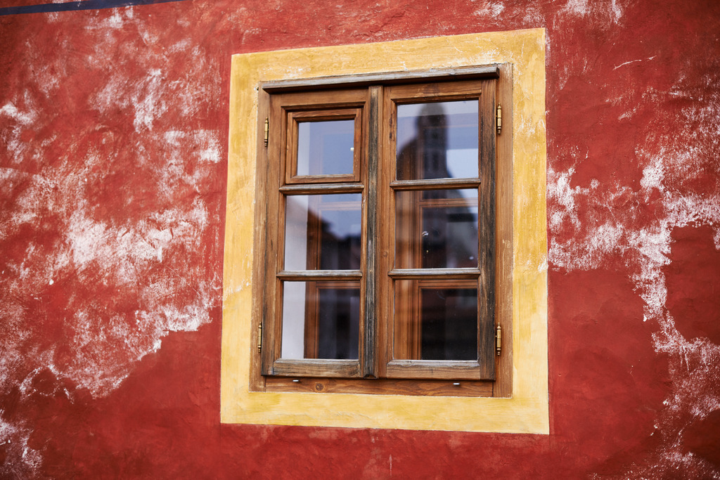 Hauswand mit Fenster | Krumau, Tschechien - 20. April 2013: Hauswand mit Fenster - Realisiert mit Pictrs.com
