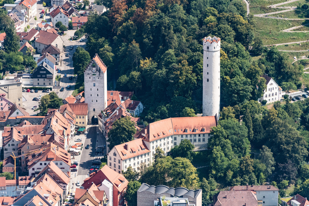dr__0016024.jpg | RAVENSBURG 03.08.2018 Innenstadtbereich mit Blick auf das Obertor und den Mehlsack im Stadtgebiet in Ravensburg, der Mehlsack befindet sich am süd-östlichen Rand am höchsten Punkt der Altstadt in Richtung der Veitsburg. Mit seiner Höhe von 51 Metern am St.-Christina-Hang oberhalb der Stadt ist er ein von weitem erkennbares Wahrzeichen der Stadt Ravensburg im Bundesland Baden-Württemberg, Deutschland. // District with Blick auf das Obertor and den Mehlsack in the city in Ravensburg in the state Baden-Wurttemberg, Germany. Foto: Daniel Reiter