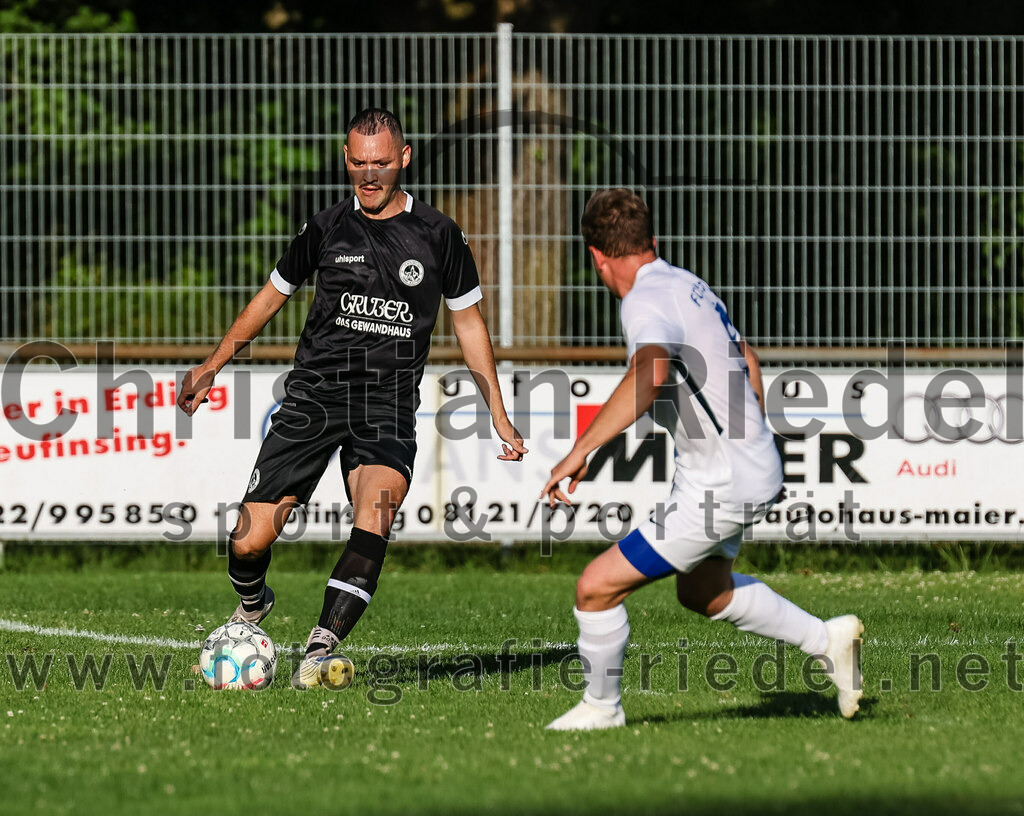 2023-07-18_042_FC_Herzogstadt_gegen_FC_Eitting | Erding, Deutschland, 18.07.2023:
Fußball, TOTO Pokal 2023 / 2024, 1. Spieltag, FC Herzogstadt gegen FC Eitting, Endergebnis: 2:4 n.E.

Maximilian Niedermair (FC Herzogstadt, #15), Benedikt Beierl (FC Eitting, #9)

Foto: Christian Riedel / fotografie-riedel.net