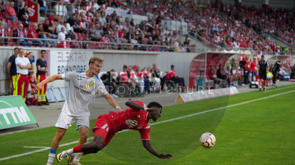Fußball, Herren, Saison 2025/2026, Regionalliga Nordost, 5. Spieltag, Hallescher FC vs. FSV 63 Luckenwalde, Dienstag 26.08.2025, Leuna-Chemie-Stadion Halle, | Fußball, Herren, Saison 2025/2026, Regionalliga Nordost, 5. Spieltag, Hallescher FC vs. FSV 63 Luckenwalde, Dienstag 26.08.2025, Leuna-Chemie-Stadion Halle, Im Bild: Fabio Schneider (l. Luckenwalde) und Bocar Baro (r. Halle) - Realisiert mit Pictrs.com