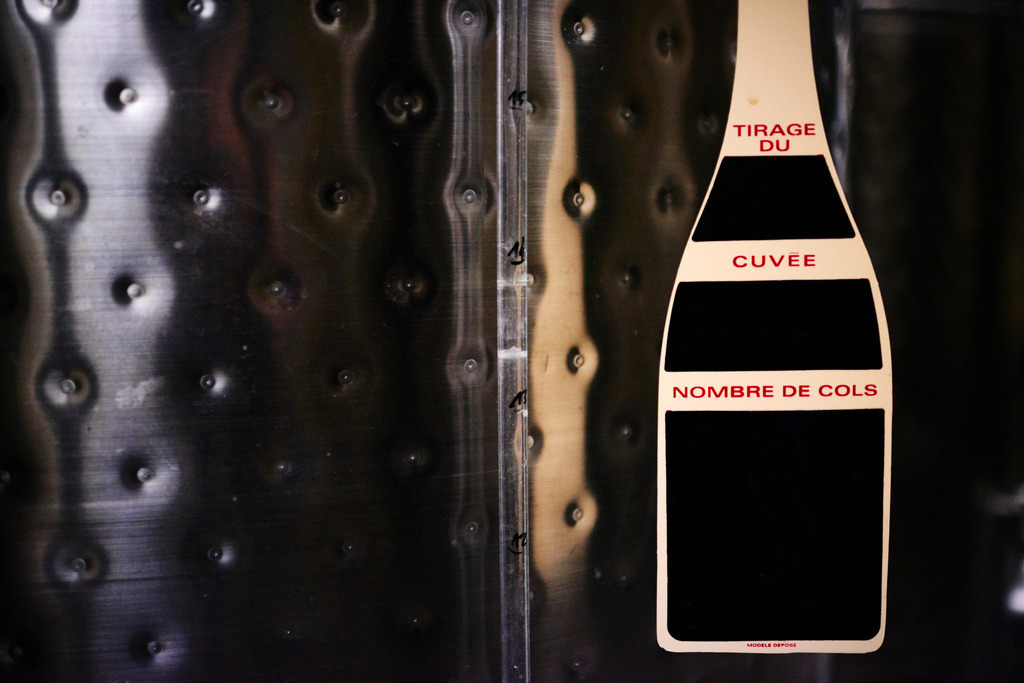 Sektkellerei Szigeti | Gols, Austria - February 19, 2018: Sektkellerei Szigeti; moderner Stahltank mit Anhänger zur Beschreibung des Inhaltes. - Realisiert mit Pictrs.com