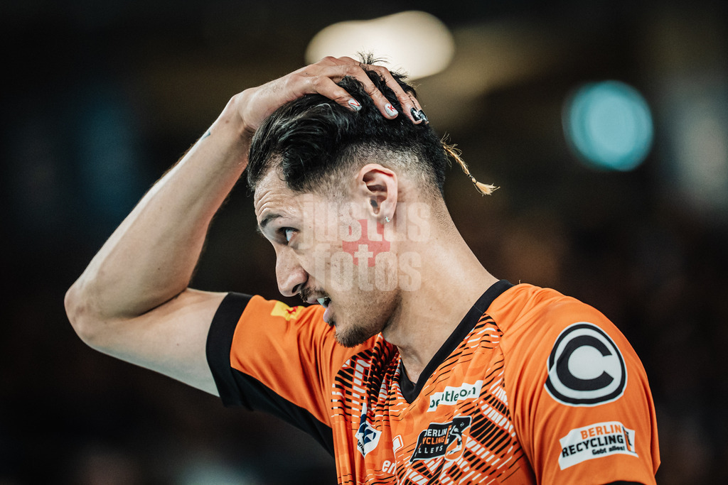 Volleyball | Herren | Saison 2024/2025 | 1. Volleyball Bundesliga Männer | Finale | SVG Lüneburg vs. BERLIN RECYCLING Volleys | 01.05.2025 | Die Frisur von Nehemiah Mote (#5, Berlin Recycling Volleys) Zopf Fingernägel Nagellack