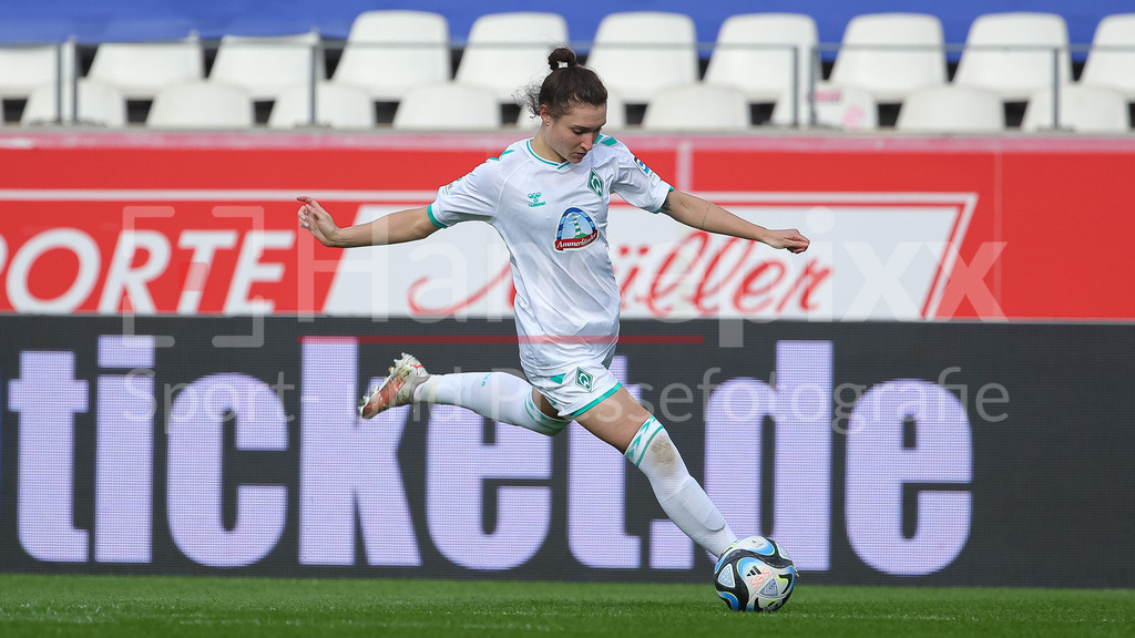 Fussball, Google Pixel Frauen-Bundesliga, SGS Essen - SV Werder Bremen | v.li.: Sophie Weidauer (SV Werder Bremen, 9) am Ball, Freisteller, Einzelbild, Ganzkörper, Aktion, Action, Spielszene, DIE DFB-RICHTLINIEN UNTERSAGEN JEGLICHE NUTZUNG VON FOTOS ALS SEQUENZBILDER UND/ODER VIDEOÄHNLICHE FOTOSTRECKEN. DFB REGULATIONS PROHIBIT ANY USE OF PHOTOGRAPHS AS IMAGE SEQUENCES AND/OR QUASI-VIDEO.