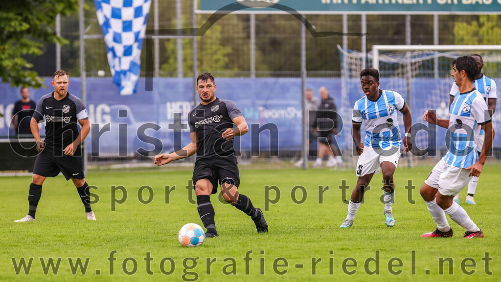 2023-08-05_080_FC_Langengeisling_gegen_SVN_Muenchen | Erding, Deutschland, 05.08.2023:
Fußball, Bezirksliga Oberbayern Ost 2023 / 2024, 2. Spieltag, FC Langengeisling gegen SVN München, Endergebnis: 1:3

Hannes Dornauer (FC Langengeisling, #33), Andreas Buchberger (FC Langengeisling, #5), Dylan Tougan (SVN München, #8), Jose Maximiliano Andrade Ceballos (SVN München, #19)

Foto: Christian Riedel / fotografie-riedel.net