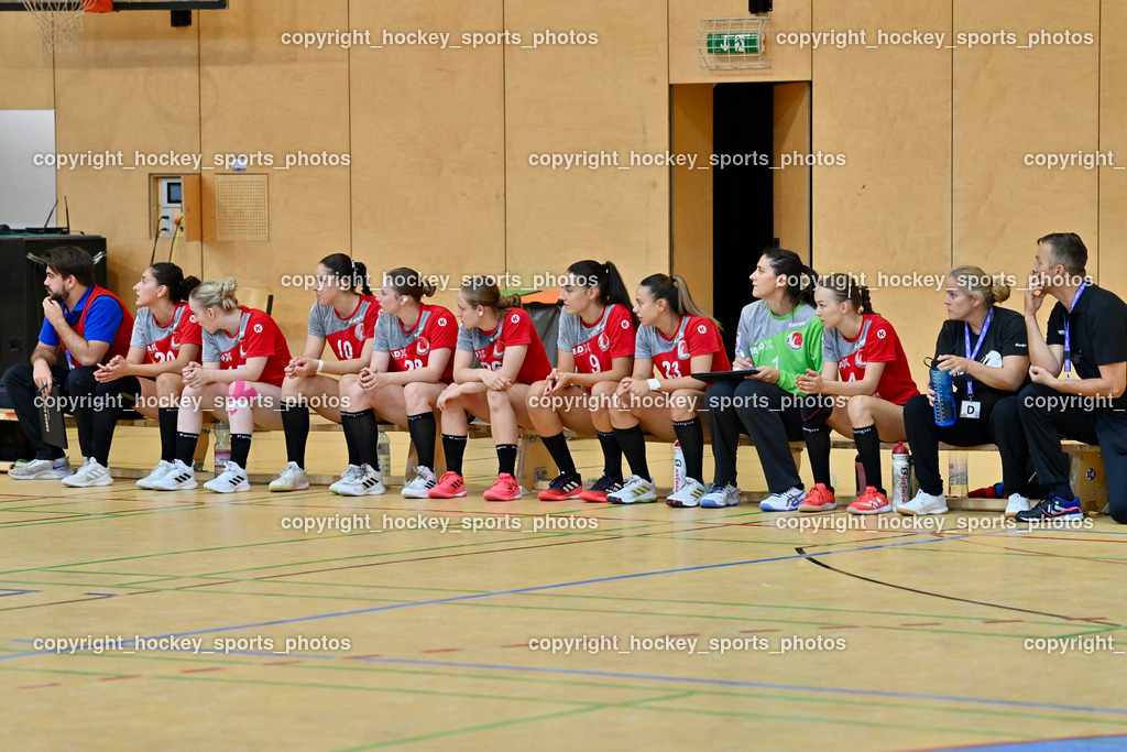 SC Ferlach Damen vs. WAT Atzgersdorf 3.9.2022 | Spielerbank WAT Atzgersdorf, #20 HETEMAJ Djellza, #17 Grießler Laura, #10 MOMCILOVIC Iva, #28 Etzenberger Julia Emma, #96 Lauter Anna, #9 BARNJAK Karla, #9 MUSTEDANAGIC Ines, #1 KOLUNDZIC Nina, #4 GOJACIC Hena, Assistencoach Atzgersdorf Steyrer Ernestine, Tormanntrainer Atzgersdorf Gojacic Zlatan, 