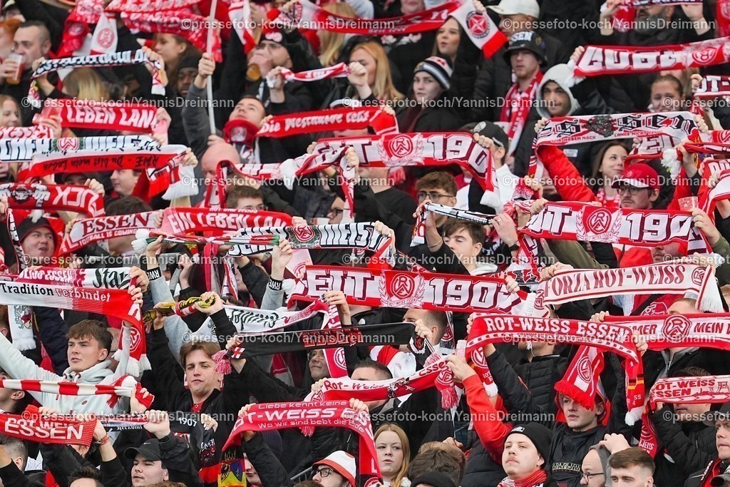 xYDRx02112502056 | 02.11.2025, xydrx, Fußball, 3.Liga, Rot-Weiss Essen - 1.FC Schweinfurt 05, Saison 2025 2026, Stadion an der Hafenstraße: Rot-Weiss Essen Fans halten Schals hoch,   DFB regulations prohibit any use of photographs as image sequences and or quasi-video.
