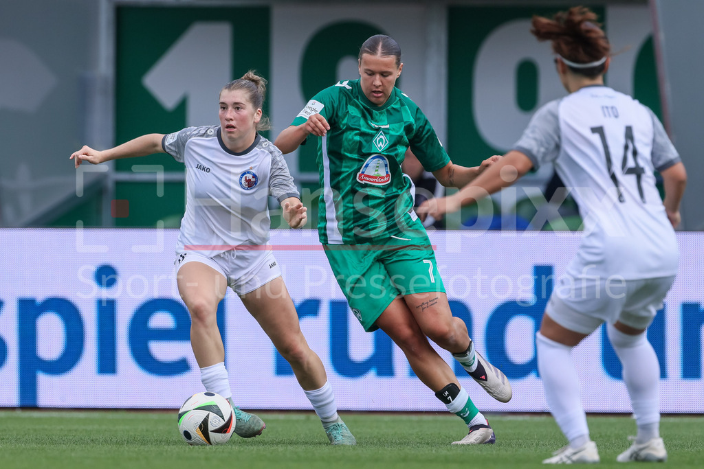 Fussball, Google Pixel Frauen-Bundesliga, SV Werder Bremen - 1. FFC Turbine Potsdam | v.li.: Kim Schneider (1. FFC Turbine Potsdam, 8) und Larissa Mühlhaus (SV Werder Bremen, 7) im Zweikampf, Duell, Dynamik, Aktion, Action, Spielszene