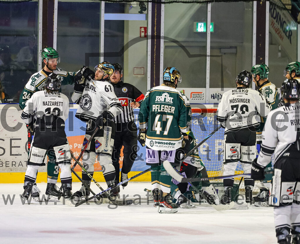 2025-11-25_155_TSV_Erding_gegen_EHF_Passau_Black_Hawks | Erding, Deutschland, 25.11.2025:Eishockey, Oberliga Süd 2025 / 2026, 20. Spieltag, TSV Erding gegen EHF Passau Black Hawks, Endergebnis: 2:3 n.V.Bastian Cramer (Erding Gladiators, #34), Zack Nazzarett (EHF Passau Black Hawks, #12), Brendan Harrogate (EHF Passau Black Hawks, #61), Marco Pfleger (Erding Gladiators, #47), Torwart Leon Meder (Erding Gladiators, #39), Leo Mössinger (EHF Passau Black Hawks, #79)Foto: Christian Riedel / fotografie-riedel.net