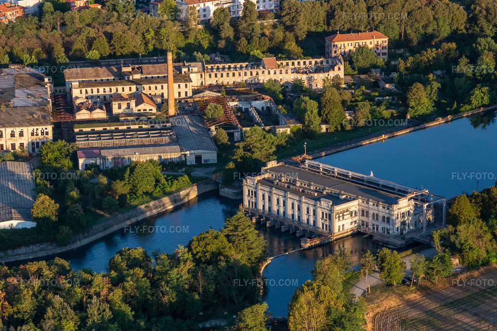 Aerial view: Dam on the Muzza Canal in Cassano d’Adda in the state Lombardy, Italy. – Photo: IMG_134476.jpg taken on 09/19/2022 by Werner Riehm/FLY-FOTO.com – Resolution of the original: 4698 x 3132 px