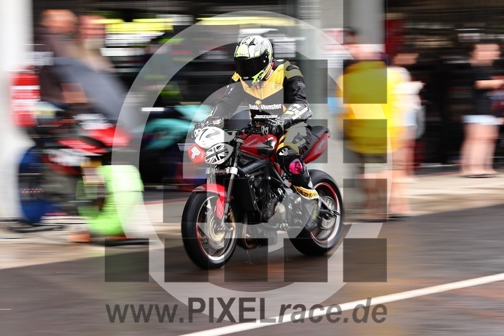 0212-20250830_08310 | Schöne Erinnerungen an spannende Momente - das festzuhalten ist unser Job. PIXELrace.de ist seit 2003 auf den Rennstrecken Europas unterwegs um die Action draußen beim Fahren und die wunderbare Stimmung imm Fahrerlager für euch einzufangen.