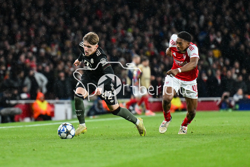 Arsenal FC - FC Bayern München | LONDON, ENGLAND - 26. NOVEMBER: im Duell Lennart KARL (FC Bayern Munich 42) und Myles LEWIS-SKELLY (Arsenal FC 49) beim Ligaspiel zwischen Arsenal London und dem FC Bayern München am 5. Spieltag der UEFA Champions League im Emirates Stadium am 26.11.2025