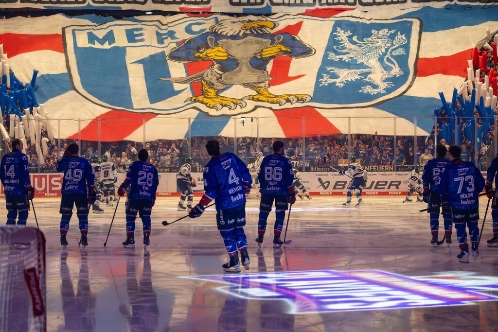 DEL, Deutsche Eishockey Liga Saison 2025/26, Playoff-Finale, Spiel 1: Adler Mannheim gegen Eisbären Berlin | DEL, Deutsche Eishockey Liga Saison 2025/26, Playoff-Finale, Spiel 1: Adler Mannheim gegen Eisbären Berlin***Tolle Choreo der Adlerfans vor Beginn der Begegnung - Realisiert mit Pictrs.com