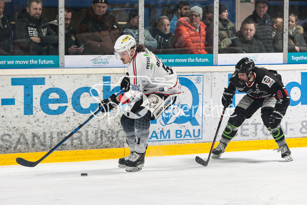 EHC Königsbrunn - TSV Peißenberg | Maximilian BRAUER (TSV #51) im Duell mit TIm BULLNHEIMER (EHC #8)