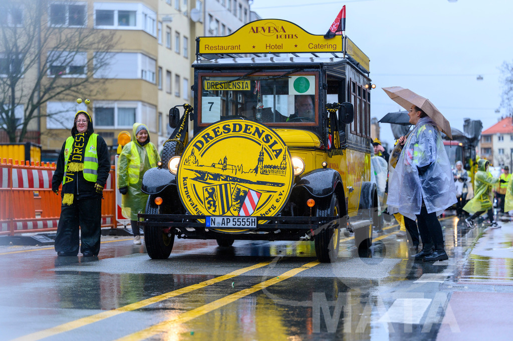 _DWA2406 | Trotz Nieselregen schlängelte sich der „Gaudiwurm“ am Sonntag durch die Nürnberger Innenstadt an tausenden Faschingsfans vorbei.  Nürnberg, 11.02.2024 - Realisiert mit Pictrs.com
