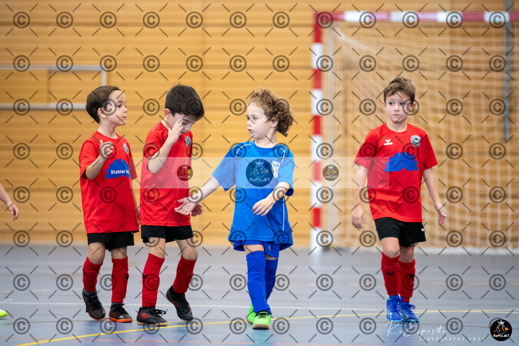 20241124_FCR-Hallenturnier-G_1_194 | Sport und Naturfotografie von Roberto Esposito zeigt echte Momente Bewegung und die Schönheit der Natur. Ausdrucksstarke Bilder schaffen Emotionen.